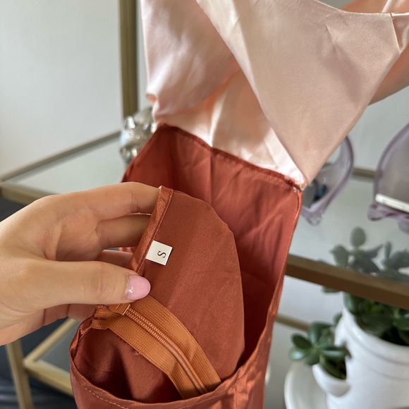 Satin cutout dress - Picture 3 of 8